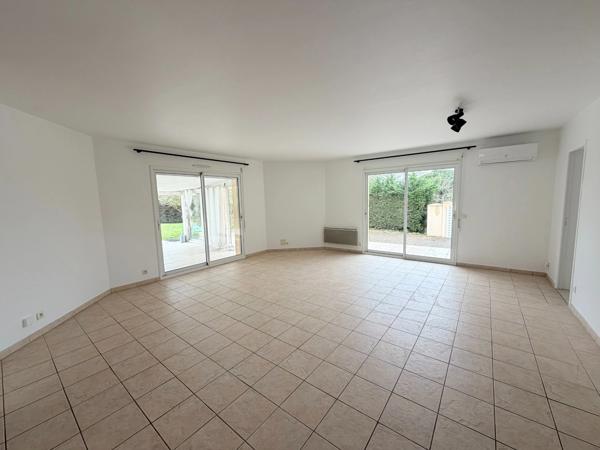 Maison d'architecte T5 (DPE C/A) de 5 pièces à BASCONS (40) avec piscine, au calme et de très belles prestations.