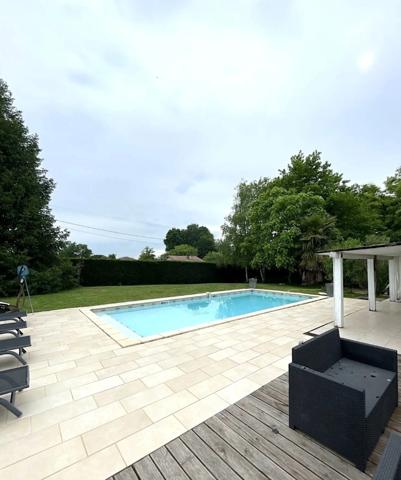 Maison d'architecte T5 (DPE C/A) de 5 pièces à BASCONS (40) avec piscine, au calme et de très belles prestations.