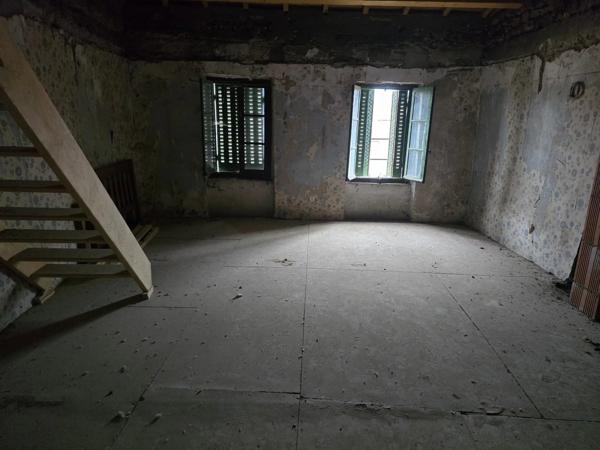 Vente                                                      Maison de village
                        
                     3 pièces                      68 m2                     à Auzat-la-Combelle