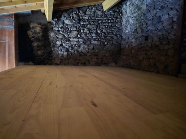 Vente                                                      Maison de village
                        
                     3 pièces                      68 m2                     à Auzat-la-Combelle