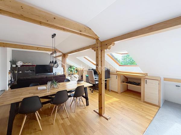 60 m² Carrez • 80 m² au sol • 2 chambres • 4ᵉ et dernier étage sans ascenseur • Triple exposition Est/Sud/Ouest • Cave • Stationnement libre dans la copropriété

Chaque bien possède son identité. Celui-ci séduira les amateurs de volumes, de lumière et de lieux de vie qui ont une âme.

A Didenheim, situation privilégiée, au fond d'une impasse, dans un environnement particulièrement calme. Situé au 4ᵉ et dernier étage d'une copropriété entretenue, cet appartement développe 60 m² Carrez et près de 80 m² au sol, offrant des volumes généreux et une atmosphère chaleureuse que l'on retrouve rarement dans cette gamme de biens.

Traversant et bénéficiant d'une triple exposition Est, Sud et Ouest, il profite d'une luminosité exceptionnelle tout au long de la journée. Les poutres apparentes, les volumes sous toiture et les nombreux Velux créent une ambiance unique, mêlant le charme des appartements sous les toits au confort d'une rénovation contemporaine.

La pièce de vie, ouverte sur une cuisine entièrement équipée, constitue un espace convivial où chaque détail a été pensé pour allier esthétique et fonctionnalité. Les nombreux rangements réalisés sur mesure sous les pentes optimisent parfaitement les volumes et participent au caractère soigné de l'ensemble. Les Velux sont équipés de volets roulants électriques solaires pour un confort optimal au quotidien.

Entièrement rénové en 2022, l'appartement ne nécessite aucun travaux. La cuisine et la salle d'eau ont été entièrement repensées avec des matériaux actuels et les parquets ont été rénovés, permettant aux futurs propriétaires de s'installer immédiatement.

L'espace nuit comprend deux chambres, dont l'une peut facilement accueillir un dressing ou un espace bureau selon vos besoins. La salle d'eau dispose d'une douche à l'italienne, d'un meuble vasque contemporain, d'un WC suspendu et d'un sèche-serviettes.

Le chauffage est individuel électrique. Une cave privative vient compléter ce bien.

La copropriété, appréciée pour son entretien régulier et son environnement verdoyant, met également à disposition de ses résidents un agréable jardin commun arboré. Le stationnement est particulièrement simple grâce aux nombreuses places de parking libres disponibles au sein de la résidence, un véritable confort au quotidien.

Brunstatt-Didenheim figure parmi les communes les plus recherchées de la première couronne mulhousienne. Appréciée pour sa qualité de vie, elle offre un environnement résidentiel verdoyant, à l'écart d'une urbanisation dense, tout en permettant de rejoindre rapidement Mulhouse, l'autoroute A36, la RN66 ainsi que les principaux bassins d'emploi. Les commerces, les établissements scolaires, les transports en commun, les équipements sportifs et les nombreux espaces de promenade contribuent au quotidien agréable qu'offre la commune.

Cet appartement conviendra parfaitement à un premier achat, à un couple ou à toute personne recherchant un bien lumineux, de caractère, sans travaux et prêt à accueillir un nouveau projet de vie.

Un appartement où l'on vient d'abord pour une visite… et dont on repart souvent avec l'envie de s'y installer.

Prix de vente : 135 000 € honoraires d'agence inclus.

Contacter Carole KLUPS immobilier
Réseaux sociaux Carole Klups immo