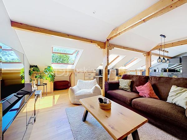 60 m² Carrez • 80 m² au sol • 2 chambres • 4ᵉ et dernier étage sans ascenseur • Triple exposition Est/Sud/Ouest • Cave • Stationnement libre dans la copropriété

Chaque bien possède son identité. Celui-ci séduira les amateurs de volumes, de lumière et de lieux de vie qui ont une âme.

A Didenheim, situation privilégiée, au fond d'une impasse, dans un environnement particulièrement calme. Situé au 4ᵉ et dernier étage d'une copropriété entretenue, cet appartement développe 60 m² Carrez et près de 80 m² au sol, offrant des volumes généreux et une atmosphère chaleureuse que l'on retrouve rarement dans cette gamme de biens.

Traversant et bénéficiant d'une triple exposition Est, Sud et Ouest, il profite d'une luminosité exceptionnelle tout au long de la journée. Les poutres apparentes, les volumes sous toiture et les nombreux Velux créent une ambiance unique, mêlant le charme des appartements sous les toits au confort d'une rénovation contemporaine.

La pièce de vie, ouverte sur une cuisine entièrement équipée, constitue un espace convivial où chaque détail a été pensé pour allier esthétique et fonctionnalité. Les nombreux rangements réalisés sur mesure sous les pentes optimisent parfaitement les volumes et participent au caractère soigné de l'ensemble. Les Velux sont équipés de volets roulants électriques solaires pour un confort optimal au quotidien.

Entièrement rénové en 2022, l'appartement ne nécessite aucun travaux. La cuisine et la salle d'eau ont été entièrement repensées avec des matériaux actuels et les parquets ont été rénovés, permettant aux futurs propriétaires de s'installer immédiatement.

L'espace nuit comprend deux chambres, dont l'une peut facilement accueillir un dressing ou un espace bureau selon vos besoins. La salle d'eau dispose d'une douche à l'italienne, d'un meuble vasque contemporain, d'un WC suspendu et d'un sèche-serviettes.

Le chauffage est individuel électrique. Une cave privative vient compléter ce bien.

La copropriété, appréciée pour son entretien régulier et son environnement verdoyant, met également à disposition de ses résidents un agréable jardin commun arboré. Le stationnement est particulièrement simple grâce aux nombreuses places de parking libres disponibles au sein de la résidence, un véritable confort au quotidien.

Brunstatt-Didenheim figure parmi les communes les plus recherchées de la première couronne mulhousienne. Appréciée pour sa qualité de vie, elle offre un environnement résidentiel verdoyant, à l'écart d'une urbanisation dense, tout en permettant de rejoindre rapidement Mulhouse, l'autoroute A36, la RN66 ainsi que les principaux bassins d'emploi. Les commerces, les établissements scolaires, les transports en commun, les équipements sportifs et les nombreux espaces de promenade contribuent au quotidien agréable qu'offre la commune.

Cet appartement conviendra parfaitement à un premier achat, à un couple ou à toute personne recherchant un bien lumineux, de caractère, sans travaux et prêt à accueillir un nouveau projet de vie.

Un appartement où l'on vient d'abord pour une visite… et dont on repart souvent avec l'envie de s'y installer.

Prix de vente : 135 000 € honoraires d'agence inclus.

Contacter Carole KLUPS immobilier
Réseaux sociaux Carole Klups immo