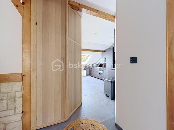 60 m² Carrez • 80 m² au sol • 2 chambres • 4ᵉ et dernier étage sans ascenseur • Triple exposition Est/Sud/Ouest • Cave • Stationnement libre dans la copropriété

Chaque bien possède son identité. Celui-ci séduira les amateurs de volumes, de lumière et de lieux de vie qui ont une âme.

A Didenheim, situation privilégiée, au fond d'une impasse, dans un environnement particulièrement calme. Situé au 4ᵉ et dernier étage d'une copropriété entretenue, cet appartement développe 60 m² Carrez et près de 80 m² au sol, offrant des volumes généreux et une atmosphère chaleureuse que l'on retrouve rarement dans cette gamme de biens.

Traversant et bénéficiant d'une triple exposition Est, Sud et Ouest, il profite d'une luminosité exceptionnelle tout au long de la journée. Les poutres apparentes, les volumes sous toiture et les nombreux Velux créent une ambiance unique, mêlant le charme des appartements sous les toits au confort d'une rénovation contemporaine.

La pièce de vie, ouverte sur une cuisine entièrement équipée, constitue un espace convivial où chaque détail a été pensé pour allier esthétique et fonctionnalité. Les nombreux rangements réalisés sur mesure sous les pentes optimisent parfaitement les volumes et participent au caractère soigné de l'ensemble. Les Velux sont équipés de volets roulants électriques solaires pour un confort optimal au quotidien.

Entièrement rénové en 2022, l'appartement ne nécessite aucun travaux. La cuisine et la salle d'eau ont été entièrement repensées avec des matériaux actuels et les parquets ont été rénovés, permettant aux futurs propriétaires de s'installer immédiatement.

L'espace nuit comprend deux chambres, dont l'une peut facilement accueillir un dressing ou un espace bureau selon vos besoins. La salle d'eau dispose d'une douche à l'italienne, d'un meuble vasque contemporain, d'un WC suspendu et d'un sèche-serviettes.

Le chauffage est individuel électrique. Une cave privative vient compléter ce bien.

La copropriété, appréciée pour son entretien régulier et son environnement verdoyant, met également à disposition de ses résidents un agréable jardin commun arboré. Le stationnement est particulièrement simple grâce aux nombreuses places de parking libres disponibles au sein de la résidence, un véritable confort au quotidien.

Brunstatt-Didenheim figure parmi les communes les plus recherchées de la première couronne mulhousienne. Appréciée pour sa qualité de vie, elle offre un environnement résidentiel verdoyant, à l'écart d'une urbanisation dense, tout en permettant de rejoindre rapidement Mulhouse, l'autoroute A36, la RN66 ainsi que les principaux bassins d'emploi. Les commerces, les établissements scolaires, les transports en commun, les équipements sportifs et les nombreux espaces de promenade contribuent au quotidien agréable qu'offre la commune.

Cet appartement conviendra parfaitement à un premier achat, à un couple ou à toute personne recherchant un bien lumineux, de caractère, sans travaux et prêt à accueillir un nouveau projet de vie.

Un appartement où l'on vient d'abord pour une visite… et dont on repart souvent avec l'envie de s'y installer.

Prix de vente : 135 000 € honoraires d'agence inclus.

Contacter Carole KLUPS immobilier
Réseaux sociaux Carole Klups immo
