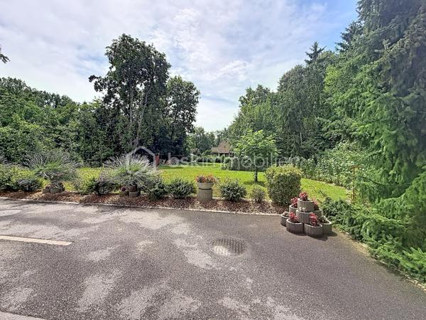 60 m² Carrez • 80 m² au sol • 2 chambres • 4ᵉ et dernier étage sans ascenseur • Triple exposition Est/Sud/Ouest • Cave • Stationnement libre dans la copropriété

Chaque bien possède son identité. Celui-ci séduira les amateurs de volumes, de lumière et de lieux de vie qui ont une âme.

A Didenheim, situation privilégiée, au fond d'une impasse, dans un environnement particulièrement calme. Situé au 4ᵉ et dernier étage d'une copropriété entretenue, cet appartement développe 60 m² Carrez et près de 80 m² au sol, offrant des volumes généreux et une atmosphère chaleureuse que l'on retrouve rarement dans cette gamme de biens.

Traversant et bénéficiant d'une triple exposition Est, Sud et Ouest, il profite d'une luminosité exceptionnelle tout au long de la journée. Les poutres apparentes, les volumes sous toiture et les nombreux Velux créent une ambiance unique, mêlant le charme des appartements sous les toits au confort d'une rénovation contemporaine.

La pièce de vie, ouverte sur une cuisine entièrement équipée, constitue un espace convivial où chaque détail a été pensé pour allier esthétique et fonctionnalité. Les nombreux rangements réalisés sur mesure sous les pentes optimisent parfaitement les volumes et participent au caractère soigné de l'ensemble. Les Velux sont équipés de volets roulants électriques solaires pour un confort optimal au quotidien.

Entièrement rénové en 2022, l'appartement ne nécessite aucun travaux. La cuisine et la salle d'eau ont été entièrement repensées avec des matériaux actuels et les parquets ont été rénovés, permettant aux futurs propriétaires de s'installer immédiatement.

L'espace nuit comprend deux chambres, dont l'une peut facilement accueillir un dressing ou un espace bureau selon vos besoins. La salle d'eau dispose d'une douche à l'italienne, d'un meuble vasque contemporain, d'un WC suspendu et d'un sèche-serviettes.

Le chauffage est individuel électrique. Une cave privative vient compléter ce bien.

La copropriété, appréciée pour son entretien régulier et son environnement verdoyant, met également à disposition de ses résidents un agréable jardin commun arboré. Le stationnement est particulièrement simple grâce aux nombreuses places de parking libres disponibles au sein de la résidence, un véritable confort au quotidien.

Brunstatt-Didenheim figure parmi les communes les plus recherchées de la première couronne mulhousienne. Appréciée pour sa qualité de vie, elle offre un environnement résidentiel verdoyant, à l'écart d'une urbanisation dense, tout en permettant de rejoindre rapidement Mulhouse, l'autoroute A36, la RN66 ainsi que les principaux bassins d'emploi. Les commerces, les établissements scolaires, les transports en commun, les équipements sportifs et les nombreux espaces de promenade contribuent au quotidien agréable qu'offre la commune.

Cet appartement conviendra parfaitement à un premier achat, à un couple ou à toute personne recherchant un bien lumineux, de caractère, sans travaux et prêt à accueillir un nouveau projet de vie.

Un appartement où l'on vient d'abord pour une visite… et dont on repart souvent avec l'envie de s'y installer.

Prix de vente : 135 000 € honoraires d'agence inclus.

Contacter Carole KLUPS immobilier
Réseaux sociaux Carole Klups immo