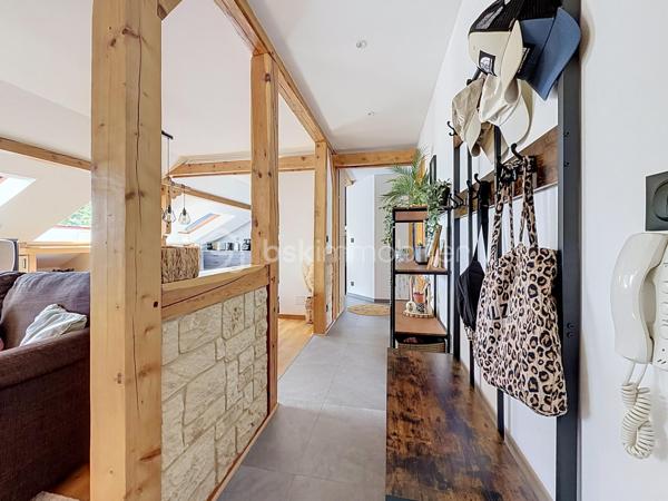 60 m² Carrez • 80 m² au sol • 2 chambres • 4ᵉ et dernier étage sans ascenseur • Triple exposition Est/Sud/Ouest • Cave • Stationnement libre dans la copropriété

Chaque bien possède son identité. Celui-ci séduira les amateurs de volumes, de lumière et de lieux de vie qui ont une âme.

A Didenheim, situation privilégiée, au fond d'une impasse, dans un environnement particulièrement calme. Situé au 4ᵉ et dernier étage d'une copropriété entretenue, cet appartement développe 60 m² Carrez et près de 80 m² au sol, offrant des volumes généreux et une atmosphère chaleureuse que l'on retrouve rarement dans cette gamme de biens.

Traversant et bénéficiant d'une triple exposition Est, Sud et Ouest, il profite d'une luminosité exceptionnelle tout au long de la journée. Les poutres apparentes, les volumes sous toiture et les nombreux Velux créent une ambiance unique, mêlant le charme des appartements sous les toits au confort d'une rénovation contemporaine.

La pièce de vie, ouverte sur une cuisine entièrement équipée, constitue un espace convivial où chaque détail a été pensé pour allier esthétique et fonctionnalité. Les nombreux rangements réalisés sur mesure sous les pentes optimisent parfaitement les volumes et participent au caractère soigné de l'ensemble. Les Velux sont équipés de volets roulants électriques solaires pour un confort optimal au quotidien.

Entièrement rénové en 2022, l'appartement ne nécessite aucun travaux. La cuisine et la salle d'eau ont été entièrement repensées avec des matériaux actuels et les parquets ont été rénovés, permettant aux futurs propriétaires de s'installer immédiatement.

L'espace nuit comprend deux chambres, dont l'une peut facilement accueillir un dressing ou un espace bureau selon vos besoins. La salle d'eau dispose d'une douche à l'italienne, d'un meuble vasque contemporain, d'un WC suspendu et d'un sèche-serviettes.

Le chauffage est individuel électrique. Une cave privative vient compléter ce bien.

La copropriété, appréciée pour son entretien régulier et son environnement verdoyant, met également à disposition de ses résidents un agréable jardin commun arboré. Le stationnement est particulièrement simple grâce aux nombreuses places de parking libres disponibles au sein de la résidence, un véritable confort au quotidien.

Brunstatt-Didenheim figure parmi les communes les plus recherchées de la première couronne mulhousienne. Appréciée pour sa qualité de vie, elle offre un environnement résidentiel verdoyant, à l'écart d'une urbanisation dense, tout en permettant de rejoindre rapidement Mulhouse, l'autoroute A36, la RN66 ainsi que les principaux bassins d'emploi. Les commerces, les établissements scolaires, les transports en commun, les équipements sportifs et les nombreux espaces de promenade contribuent au quotidien agréable qu'offre la commune.

Cet appartement conviendra parfaitement à un premier achat, à un couple ou à toute personne recherchant un bien lumineux, de caractère, sans travaux et prêt à accueillir un nouveau projet de vie.

Un appartement où l'on vient d'abord pour une visite… et dont on repart souvent avec l'envie de s'y installer.

Prix de vente : 135 000 € honoraires d'agence inclus.

Contacter Carole KLUPS immobilier
Réseaux sociaux Carole Klups immo