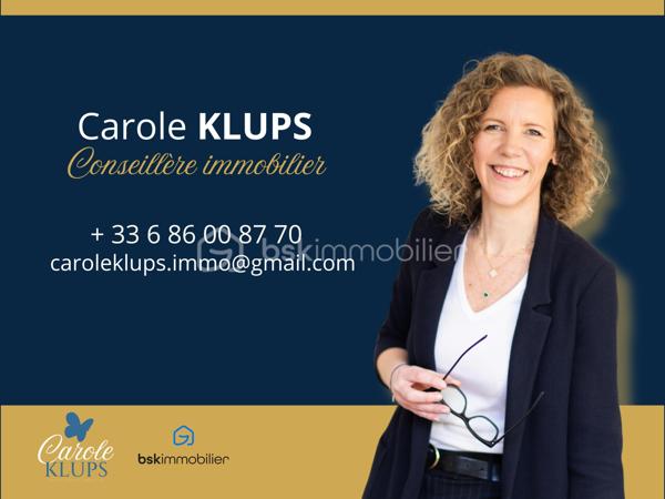 60 m² Carrez • 80 m² au sol • 2 chambres • 4ᵉ et dernier étage sans ascenseur • Triple exposition Est/Sud/Ouest • Cave • Stationnement libre dans la copropriété

Chaque bien possède son identité. Celui-ci séduira les amateurs de volumes, de lumière et de lieux de vie qui ont une âme.

A Didenheim, situation privilégiée, au fond d'une impasse, dans un environnement particulièrement calme. Situé au 4ᵉ et dernier étage d'une copropriété entretenue, cet appartement développe 60 m² Carrez et près de 80 m² au sol, offrant des volumes généreux et une atmosphère chaleureuse que l'on retrouve rarement dans cette gamme de biens.

Traversant et bénéficiant d'une triple exposition Est, Sud et Ouest, il profite d'une luminosité exceptionnelle tout au long de la journée. Les poutres apparentes, les volumes sous toiture et les nombreux Velux créent une ambiance unique, mêlant le charme des appartements sous les toits au confort d'une rénovation contemporaine.

La pièce de vie, ouverte sur une cuisine entièrement équipée, constitue un espace convivial où chaque détail a été pensé pour allier esthétique et fonctionnalité. Les nombreux rangements réalisés sur mesure sous les pentes optimisent parfaitement les volumes et participent au caractère soigné de l'ensemble. Les Velux sont équipés de volets roulants électriques solaires pour un confort optimal au quotidien.

Entièrement rénové en 2022, l'appartement ne nécessite aucun travaux. La cuisine et la salle d'eau ont été entièrement repensées avec des matériaux actuels et les parquets ont été rénovés, permettant aux futurs propriétaires de s'installer immédiatement.

L'espace nuit comprend deux chambres, dont l'une peut facilement accueillir un dressing ou un espace bureau selon vos besoins. La salle d'eau dispose d'une douche à l'italienne, d'un meuble vasque contemporain, d'un WC suspendu et d'un sèche-serviettes.

Le chauffage est individuel électrique. Une cave privative vient compléter ce bien.

La copropriété, appréciée pour son entretien régulier et son environnement verdoyant, met également à disposition de ses résidents un agréable jardin commun arboré. Le stationnement est particulièrement simple grâce aux nombreuses places de parking libres disponibles au sein de la résidence, un véritable confort au quotidien.

Brunstatt-Didenheim figure parmi les communes les plus recherchées de la première couronne mulhousienne. Appréciée pour sa qualité de vie, elle offre un environnement résidentiel verdoyant, à l'écart d'une urbanisation dense, tout en permettant de rejoindre rapidement Mulhouse, l'autoroute A36, la RN66 ainsi que les principaux bassins d'emploi. Les commerces, les établissements scolaires, les transports en commun, les équipements sportifs et les nombreux espaces de promenade contribuent au quotidien agréable qu'offre la commune.

Cet appartement conviendra parfaitement à un premier achat, à un couple ou à toute personne recherchant un bien lumineux, de caractère, sans travaux et prêt à accueillir un nouveau projet de vie.

Un appartement où l'on vient d'abord pour une visite… et dont on repart souvent avec l'envie de s'y installer.

Prix de vente : 135 000 € honoraires d'agence inclus.

Contacter Carole KLUPS immobilier
Réseaux sociaux Carole Klups immo