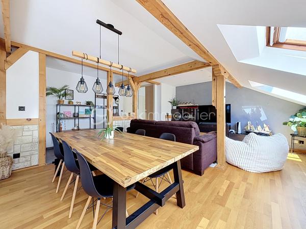 60 m² Carrez • 80 m² au sol • 2 chambres • 4ᵉ et dernier étage sans ascenseur • Triple exposition Est/Sud/Ouest • Cave • Stationnement libre dans la copropriété

Chaque bien possède son identité. Celui-ci séduira les amateurs de volumes, de lumière et de lieux de vie qui ont une âme.

A Didenheim, situation privilégiée, au fond d'une impasse, dans un environnement particulièrement calme. Situé au 4ᵉ et dernier étage d'une copropriété entretenue, cet appartement développe 60 m² Carrez et près de 80 m² au sol, offrant des volumes généreux et une atmosphère chaleureuse que l'on retrouve rarement dans cette gamme de biens.

Traversant et bénéficiant d'une triple exposition Est, Sud et Ouest, il profite d'une luminosité exceptionnelle tout au long de la journée. Les poutres apparentes, les volumes sous toiture et les nombreux Velux créent une ambiance unique, mêlant le charme des appartements sous les toits au confort d'une rénovation contemporaine.

La pièce de vie, ouverte sur une cuisine entièrement équipée, constitue un espace convivial où chaque détail a été pensé pour allier esthétique et fonctionnalité. Les nombreux rangements réalisés sur mesure sous les pentes optimisent parfaitement les volumes et participent au caractère soigné de l'ensemble. Les Velux sont équipés de volets roulants électriques solaires pour un confort optimal au quotidien.

Entièrement rénové en 2022, l'appartement ne nécessite aucun travaux. La cuisine et la salle d'eau ont été entièrement repensées avec des matériaux actuels et les parquets ont été rénovés, permettant aux futurs propriétaires de s'installer immédiatement.

L'espace nuit comprend deux chambres, dont l'une peut facilement accueillir un dressing ou un espace bureau selon vos besoins. La salle d'eau dispose d'une douche à l'italienne, d'un meuble vasque contemporain, d'un WC suspendu et d'un sèche-serviettes.

Le chauffage est individuel électrique. Une cave privative vient compléter ce bien.

La copropriété, appréciée pour son entretien régulier et son environnement verdoyant, met également à disposition de ses résidents un agréable jardin commun arboré. Le stationnement est particulièrement simple grâce aux nombreuses places de parking libres disponibles au sein de la résidence, un véritable confort au quotidien.

Brunstatt-Didenheim figure parmi les communes les plus recherchées de la première couronne mulhousienne. Appréciée pour sa qualité de vie, elle offre un environnement résidentiel verdoyant, à l'écart d'une urbanisation dense, tout en permettant de rejoindre rapidement Mulhouse, l'autoroute A36, la RN66 ainsi que les principaux bassins d'emploi. Les commerces, les établissements scolaires, les transports en commun, les équipements sportifs et les nombreux espaces de promenade contribuent au quotidien agréable qu'offre la commune.

Cet appartement conviendra parfaitement à un premier achat, à un couple ou à toute personne recherchant un bien lumineux, de caractère, sans travaux et prêt à accueillir un nouveau projet de vie.

Un appartement où l'on vient d'abord pour une visite… et dont on repart souvent avec l'envie de s'y installer.

Prix de vente : 135 000 € honoraires d'agence inclus.

Contacter Carole KLUPS immobilier
Réseaux sociaux Carole Klups immo