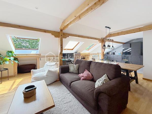 60 m² Carrez • 80 m² au sol • 2 chambres • 4ᵉ et dernier étage sans ascenseur • Triple exposition Est/Sud/Ouest • Cave • Stationnement libre dans la copropriété

Chaque bien possède son identité. Celui-ci séduira les amateurs de volumes, de lumière et de lieux de vie qui ont une âme.

A Didenheim, situation privilégiée, au fond d'une impasse, dans un environnement particulièrement calme. Situé au 4ᵉ et dernier étage d'une copropriété entretenue, cet appartement développe 60 m² Carrez et près de 80 m² au sol, offrant des volumes généreux et une atmosphère chaleureuse que l'on retrouve rarement dans cette gamme de biens.

Traversant et bénéficiant d'une triple exposition Est, Sud et Ouest, il profite d'une luminosité exceptionnelle tout au long de la journée. Les poutres apparentes, les volumes sous toiture et les nombreux Velux créent une ambiance unique, mêlant le charme des appartements sous les toits au confort d'une rénovation contemporaine.

La pièce de vie, ouverte sur une cuisine entièrement équipée, constitue un espace convivial où chaque détail a été pensé pour allier esthétique et fonctionnalité. Les nombreux rangements réalisés sur mesure sous les pentes optimisent parfaitement les volumes et participent au caractère soigné de l'ensemble. Les Velux sont équipés de volets roulants électriques solaires pour un confort optimal au quotidien.

Entièrement rénové en 2022, l'appartement ne nécessite aucun travaux. La cuisine et la salle d'eau ont été entièrement repensées avec des matériaux actuels et les parquets ont été rénovés, permettant aux futurs propriétaires de s'installer immédiatement.

L'espace nuit comprend deux chambres, dont l'une peut facilement accueillir un dressing ou un espace bureau selon vos besoins. La salle d'eau dispose d'une douche à l'italienne, d'un meuble vasque contemporain, d'un WC suspendu et d'un sèche-serviettes.

Le chauffage est individuel électrique. Une cave privative vient compléter ce bien.

La copropriété, appréciée pour son entretien régulier et son environnement verdoyant, met également à disposition de ses résidents un agréable jardin commun arboré. Le stationnement est particulièrement simple grâce aux nombreuses places de parking libres disponibles au sein de la résidence, un véritable confort au quotidien.

Brunstatt-Didenheim figure parmi les communes les plus recherchées de la première couronne mulhousienne. Appréciée pour sa qualité de vie, elle offre un environnement résidentiel verdoyant, à l'écart d'une urbanisation dense, tout en permettant de rejoindre rapidement Mulhouse, l'autoroute A36, la RN66 ainsi que les principaux bassins d'emploi. Les commerces, les établissements scolaires, les transports en commun, les équipements sportifs et les nombreux espaces de promenade contribuent au quotidien agréable qu'offre la commune.

Cet appartement conviendra parfaitement à un premier achat, à un couple ou à toute personne recherchant un bien lumineux, de caractère, sans travaux et prêt à accueillir un nouveau projet de vie.

Un appartement où l'on vient d'abord pour une visite… et dont on repart souvent avec l'envie de s'y installer.

Prix de vente : 135 000 € honoraires d'agence inclus.

Contacter Carole KLUPS immobilier
Réseaux sociaux Carole Klups immo