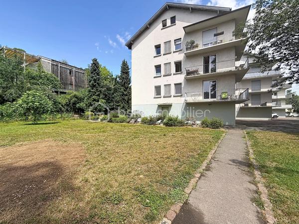 60 m² Carrez • 80 m² au sol • 2 chambres • 4ᵉ et dernier étage sans ascenseur • Triple exposition Est/Sud/Ouest • Cave • Stationnement libre dans la copropriété

Chaque bien possède son identité. Celui-ci séduira les amateurs de volumes, de lumière et de lieux de vie qui ont une âme.

A Didenheim, situation privilégiée, au fond d'une impasse, dans un environnement particulièrement calme. Situé au 4ᵉ et dernier étage d'une copropriété entretenue, cet appartement développe 60 m² Carrez et près de 80 m² au sol, offrant des volumes généreux et une atmosphère chaleureuse que l'on retrouve rarement dans cette gamme de biens.

Traversant et bénéficiant d'une triple exposition Est, Sud et Ouest, il profite d'une luminosité exceptionnelle tout au long de la journée. Les poutres apparentes, les volumes sous toiture et les nombreux Velux créent une ambiance unique, mêlant le charme des appartements sous les toits au confort d'une rénovation contemporaine.

La pièce de vie, ouverte sur une cuisine entièrement équipée, constitue un espace convivial où chaque détail a été pensé pour allier esthétique et fonctionnalité. Les nombreux rangements réalisés sur mesure sous les pentes optimisent parfaitement les volumes et participent au caractère soigné de l'ensemble. Les Velux sont équipés de volets roulants électriques solaires pour un confort optimal au quotidien.

Entièrement rénové en 2022, l'appartement ne nécessite aucun travaux. La cuisine et la salle d'eau ont été entièrement repensées avec des matériaux actuels et les parquets ont été rénovés, permettant aux futurs propriétaires de s'installer immédiatement.

L'espace nuit comprend deux chambres, dont l'une peut facilement accueillir un dressing ou un espace bureau selon vos besoins. La salle d'eau dispose d'une douche à l'italienne, d'un meuble vasque contemporain, d'un WC suspendu et d'un sèche-serviettes.

Le chauffage est individuel électrique. Une cave privative vient compléter ce bien.

La copropriété, appréciée pour son entretien régulier et son environnement verdoyant, met également à disposition de ses résidents un agréable jardin commun arboré. Le stationnement est particulièrement simple grâce aux nombreuses places de parking libres disponibles au sein de la résidence, un véritable confort au quotidien.

Brunstatt-Didenheim figure parmi les communes les plus recherchées de la première couronne mulhousienne. Appréciée pour sa qualité de vie, elle offre un environnement résidentiel verdoyant, à l'écart d'une urbanisation dense, tout en permettant de rejoindre rapidement Mulhouse, l'autoroute A36, la RN66 ainsi que les principaux bassins d'emploi. Les commerces, les établissements scolaires, les transports en commun, les équipements sportifs et les nombreux espaces de promenade contribuent au quotidien agréable qu'offre la commune.

Cet appartement conviendra parfaitement à un premier achat, à un couple ou à toute personne recherchant un bien lumineux, de caractère, sans travaux et prêt à accueillir un nouveau projet de vie.

Un appartement où l'on vient d'abord pour une visite… et dont on repart souvent avec l'envie de s'y installer.

Prix de vente : 135 000 € honoraires d'agence inclus.

Contacter Carole KLUPS immobilier
Réseaux sociaux Carole Klups immo