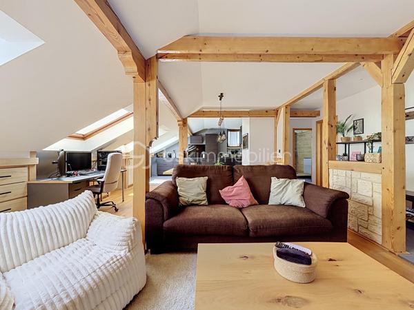 60 m² Carrez • 80 m² au sol • 2 chambres • 4ᵉ et dernier étage sans ascenseur • Triple exposition Est/Sud/Ouest • Cave • Stationnement libre dans la copropriété

Chaque bien possède son identité. Celui-ci séduira les amateurs de volumes, de lumière et de lieux de vie qui ont une âme.

A Didenheim, situation privilégiée, au fond d'une impasse, dans un environnement particulièrement calme. Situé au 4ᵉ et dernier étage d'une copropriété entretenue, cet appartement développe 60 m² Carrez et près de 80 m² au sol, offrant des volumes généreux et une atmosphère chaleureuse que l'on retrouve rarement dans cette gamme de biens.

Traversant et bénéficiant d'une triple exposition Est, Sud et Ouest, il profite d'une luminosité exceptionnelle tout au long de la journée. Les poutres apparentes, les volumes sous toiture et les nombreux Velux créent une ambiance unique, mêlant le charme des appartements sous les toits au confort d'une rénovation contemporaine.

La pièce de vie, ouverte sur une cuisine entièrement équipée, constitue un espace convivial où chaque détail a été pensé pour allier esthétique et fonctionnalité. Les nombreux rangements réalisés sur mesure sous les pentes optimisent parfaitement les volumes et participent au caractère soigné de l'ensemble. Les Velux sont équipés de volets roulants électriques solaires pour un confort optimal au quotidien.

Entièrement rénové en 2022, l'appartement ne nécessite aucun travaux. La cuisine et la salle d'eau ont été entièrement repensées avec des matériaux actuels et les parquets ont été rénovés, permettant aux futurs propriétaires de s'installer immédiatement.

L'espace nuit comprend deux chambres, dont l'une peut facilement accueillir un dressing ou un espace bureau selon vos besoins. La salle d'eau dispose d'une douche à l'italienne, d'un meuble vasque contemporain, d'un WC suspendu et d'un sèche-serviettes.

Le chauffage est individuel électrique. Une cave privative vient compléter ce bien.

La copropriété, appréciée pour son entretien régulier et son environnement verdoyant, met également à disposition de ses résidents un agréable jardin commun arboré. Le stationnement est particulièrement simple grâce aux nombreuses places de parking libres disponibles au sein de la résidence, un véritable confort au quotidien.

Brunstatt-Didenheim figure parmi les communes les plus recherchées de la première couronne mulhousienne. Appréciée pour sa qualité de vie, elle offre un environnement résidentiel verdoyant, à l'écart d'une urbanisation dense, tout en permettant de rejoindre rapidement Mulhouse, l'autoroute A36, la RN66 ainsi que les principaux bassins d'emploi. Les commerces, les établissements scolaires, les transports en commun, les équipements sportifs et les nombreux espaces de promenade contribuent au quotidien agréable qu'offre la commune.

Cet appartement conviendra parfaitement à un premier achat, à un couple ou à toute personne recherchant un bien lumineux, de caractère, sans travaux et prêt à accueillir un nouveau projet de vie.

Un appartement où l'on vient d'abord pour une visite… et dont on repart souvent avec l'envie de s'y installer.

Prix de vente : 135 000 € honoraires d'agence inclus.

Contacter Carole KLUPS immobilier
Réseaux sociaux Carole Klups immo