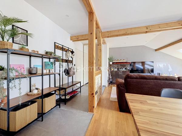 60 m² Carrez • 80 m² au sol • 2 chambres • 4ᵉ et dernier étage sans ascenseur • Triple exposition Est/Sud/Ouest • Cave • Stationnement libre dans la copropriété

Chaque bien possède son identité. Celui-ci séduira les amateurs de volumes, de lumière et de lieux de vie qui ont une âme.

A Didenheim, situation privilégiée, au fond d'une impasse, dans un environnement particulièrement calme. Situé au 4ᵉ et dernier étage d'une copropriété entretenue, cet appartement développe 60 m² Carrez et près de 80 m² au sol, offrant des volumes généreux et une atmosphère chaleureuse que l'on retrouve rarement dans cette gamme de biens.

Traversant et bénéficiant d'une triple exposition Est, Sud et Ouest, il profite d'une luminosité exceptionnelle tout au long de la journée. Les poutres apparentes, les volumes sous toiture et les nombreux Velux créent une ambiance unique, mêlant le charme des appartements sous les toits au confort d'une rénovation contemporaine.

La pièce de vie, ouverte sur une cuisine entièrement équipée, constitue un espace convivial où chaque détail a été pensé pour allier esthétique et fonctionnalité. Les nombreux rangements réalisés sur mesure sous les pentes optimisent parfaitement les volumes et participent au caractère soigné de l'ensemble. Les Velux sont équipés de volets roulants électriques solaires pour un confort optimal au quotidien.

Entièrement rénové en 2022, l'appartement ne nécessite aucun travaux. La cuisine et la salle d'eau ont été entièrement repensées avec des matériaux actuels et les parquets ont été rénovés, permettant aux futurs propriétaires de s'installer immédiatement.

L'espace nuit comprend deux chambres, dont l'une peut facilement accueillir un dressing ou un espace bureau selon vos besoins. La salle d'eau dispose d'une douche à l'italienne, d'un meuble vasque contemporain, d'un WC suspendu et d'un sèche-serviettes.

Le chauffage est individuel électrique. Une cave privative vient compléter ce bien.

La copropriété, appréciée pour son entretien régulier et son environnement verdoyant, met également à disposition de ses résidents un agréable jardin commun arboré. Le stationnement est particulièrement simple grâce aux nombreuses places de parking libres disponibles au sein de la résidence, un véritable confort au quotidien.

Brunstatt-Didenheim figure parmi les communes les plus recherchées de la première couronne mulhousienne. Appréciée pour sa qualité de vie, elle offre un environnement résidentiel verdoyant, à l'écart d'une urbanisation dense, tout en permettant de rejoindre rapidement Mulhouse, l'autoroute A36, la RN66 ainsi que les principaux bassins d'emploi. Les commerces, les établissements scolaires, les transports en commun, les équipements sportifs et les nombreux espaces de promenade contribuent au quotidien agréable qu'offre la commune.

Cet appartement conviendra parfaitement à un premier achat, à un couple ou à toute personne recherchant un bien lumineux, de caractère, sans travaux et prêt à accueillir un nouveau projet de vie.

Un appartement où l'on vient d'abord pour une visite… et dont on repart souvent avec l'envie de s'y installer.

Prix de vente : 135 000 € honoraires d'agence inclus.

Contacter Carole KLUPS immobilier
Réseaux sociaux Carole Klups immo