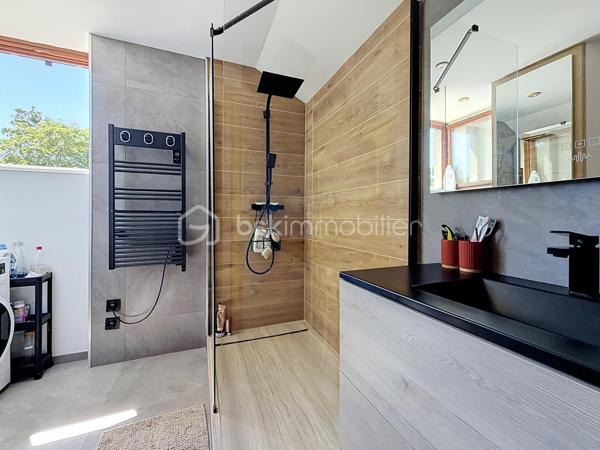 60 m² Carrez • 80 m² au sol • 2 chambres • 4ᵉ et dernier étage sans ascenseur • Triple exposition Est/Sud/Ouest • Cave • Stationnement libre dans la copropriété

Chaque bien possède son identité. Celui-ci séduira les amateurs de volumes, de lumière et de lieux de vie qui ont une âme.

A Didenheim, situation privilégiée, au fond d'une impasse, dans un environnement particulièrement calme. Situé au 4ᵉ et dernier étage d'une copropriété entretenue, cet appartement développe 60 m² Carrez et près de 80 m² au sol, offrant des volumes généreux et une atmosphère chaleureuse que l'on retrouve rarement dans cette gamme de biens.

Traversant et bénéficiant d'une triple exposition Est, Sud et Ouest, il profite d'une luminosité exceptionnelle tout au long de la journée. Les poutres apparentes, les volumes sous toiture et les nombreux Velux créent une ambiance unique, mêlant le charme des appartements sous les toits au confort d'une rénovation contemporaine.

La pièce de vie, ouverte sur une cuisine entièrement équipée, constitue un espace convivial où chaque détail a été pensé pour allier esthétique et fonctionnalité. Les nombreux rangements réalisés sur mesure sous les pentes optimisent parfaitement les volumes et participent au caractère soigné de l'ensemble. Les Velux sont équipés de volets roulants électriques solaires pour un confort optimal au quotidien.

Entièrement rénové en 2022, l'appartement ne nécessite aucun travaux. La cuisine et la salle d'eau ont été entièrement repensées avec des matériaux actuels et les parquets ont été rénovés, permettant aux futurs propriétaires de s'installer immédiatement.

L'espace nuit comprend deux chambres, dont l'une peut facilement accueillir un dressing ou un espace bureau selon vos besoins. La salle d'eau dispose d'une douche à l'italienne, d'un meuble vasque contemporain, d'un WC suspendu et d'un sèche-serviettes.

Le chauffage est individuel électrique. Une cave privative vient compléter ce bien.

La copropriété, appréciée pour son entretien régulier et son environnement verdoyant, met également à disposition de ses résidents un agréable jardin commun arboré. Le stationnement est particulièrement simple grâce aux nombreuses places de parking libres disponibles au sein de la résidence, un véritable confort au quotidien.

Brunstatt-Didenheim figure parmi les communes les plus recherchées de la première couronne mulhousienne. Appréciée pour sa qualité de vie, elle offre un environnement résidentiel verdoyant, à l'écart d'une urbanisation dense, tout en permettant de rejoindre rapidement Mulhouse, l'autoroute A36, la RN66 ainsi que les principaux bassins d'emploi. Les commerces, les établissements scolaires, les transports en commun, les équipements sportifs et les nombreux espaces de promenade contribuent au quotidien agréable qu'offre la commune.

Cet appartement conviendra parfaitement à un premier achat, à un couple ou à toute personne recherchant un bien lumineux, de caractère, sans travaux et prêt à accueillir un nouveau projet de vie.

Un appartement où l'on vient d'abord pour une visite… et dont on repart souvent avec l'envie de s'y installer.

Prix de vente : 135 000 € honoraires d'agence inclus.

Contacter Carole KLUPS immobilier
Réseaux sociaux Carole Klups immo
