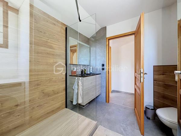 60 m² Carrez • 80 m² au sol • 2 chambres • 4ᵉ et dernier étage sans ascenseur • Triple exposition Est/Sud/Ouest • Cave • Stationnement libre dans la copropriété

Chaque bien possède son identité. Celui-ci séduira les amateurs de volumes, de lumière et de lieux de vie qui ont une âme.

A Didenheim, situation privilégiée, au fond d'une impasse, dans un environnement particulièrement calme. Situé au 4ᵉ et dernier étage d'une copropriété entretenue, cet appartement développe 60 m² Carrez et près de 80 m² au sol, offrant des volumes généreux et une atmosphère chaleureuse que l'on retrouve rarement dans cette gamme de biens.

Traversant et bénéficiant d'une triple exposition Est, Sud et Ouest, il profite d'une luminosité exceptionnelle tout au long de la journée. Les poutres apparentes, les volumes sous toiture et les nombreux Velux créent une ambiance unique, mêlant le charme des appartements sous les toits au confort d'une rénovation contemporaine.

La pièce de vie, ouverte sur une cuisine entièrement équipée, constitue un espace convivial où chaque détail a été pensé pour allier esthétique et fonctionnalité. Les nombreux rangements réalisés sur mesure sous les pentes optimisent parfaitement les volumes et participent au caractère soigné de l'ensemble. Les Velux sont équipés de volets roulants électriques solaires pour un confort optimal au quotidien.

Entièrement rénové en 2022, l'appartement ne nécessite aucun travaux. La cuisine et la salle d'eau ont été entièrement repensées avec des matériaux actuels et les parquets ont été rénovés, permettant aux futurs propriétaires de s'installer immédiatement.

L'espace nuit comprend deux chambres, dont l'une peut facilement accueillir un dressing ou un espace bureau selon vos besoins. La salle d'eau dispose d'une douche à l'italienne, d'un meuble vasque contemporain, d'un WC suspendu et d'un sèche-serviettes.

Le chauffage est individuel électrique. Une cave privative vient compléter ce bien.

La copropriété, appréciée pour son entretien régulier et son environnement verdoyant, met également à disposition de ses résidents un agréable jardin commun arboré. Le stationnement est particulièrement simple grâce aux nombreuses places de parking libres disponibles au sein de la résidence, un véritable confort au quotidien.

Brunstatt-Didenheim figure parmi les communes les plus recherchées de la première couronne mulhousienne. Appréciée pour sa qualité de vie, elle offre un environnement résidentiel verdoyant, à l'écart d'une urbanisation dense, tout en permettant de rejoindre rapidement Mulhouse, l'autoroute A36, la RN66 ainsi que les principaux bassins d'emploi. Les commerces, les établissements scolaires, les transports en commun, les équipements sportifs et les nombreux espaces de promenade contribuent au quotidien agréable qu'offre la commune.

Cet appartement conviendra parfaitement à un premier achat, à un couple ou à toute personne recherchant un bien lumineux, de caractère, sans travaux et prêt à accueillir un nouveau projet de vie.

Un appartement où l'on vient d'abord pour une visite… et dont on repart souvent avec l'envie de s'y installer.

Prix de vente : 135 000 € honoraires d'agence inclus.

Contacter Carole KLUPS immobilier
Réseaux sociaux Carole Klups immo