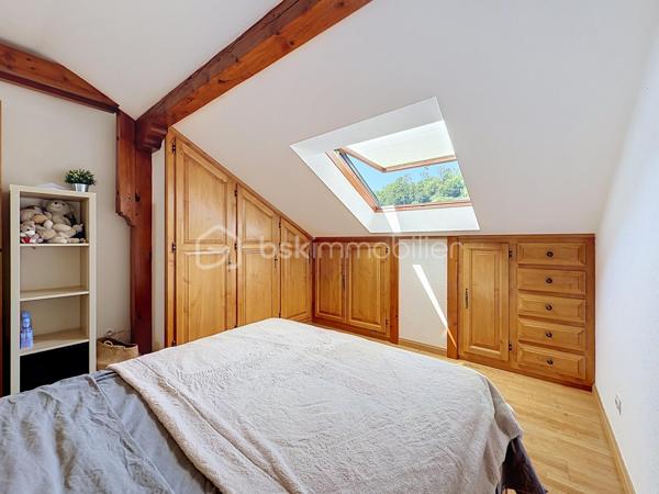 60 m² Carrez • 80 m² au sol • 2 chambres • 4ᵉ et dernier étage sans ascenseur • Triple exposition Est/Sud/Ouest • Cave • Stationnement libre dans la copropriété

Chaque bien possède son identité. Celui-ci séduira les amateurs de volumes, de lumière et de lieux de vie qui ont une âme.

A Didenheim, situation privilégiée, au fond d'une impasse, dans un environnement particulièrement calme. Situé au 4ᵉ et dernier étage d'une copropriété entretenue, cet appartement développe 60 m² Carrez et près de 80 m² au sol, offrant des volumes généreux et une atmosphère chaleureuse que l'on retrouve rarement dans cette gamme de biens.

Traversant et bénéficiant d'une triple exposition Est, Sud et Ouest, il profite d'une luminosité exceptionnelle tout au long de la journée. Les poutres apparentes, les volumes sous toiture et les nombreux Velux créent une ambiance unique, mêlant le charme des appartements sous les toits au confort d'une rénovation contemporaine.

La pièce de vie, ouverte sur une cuisine entièrement équipée, constitue un espace convivial où chaque détail a été pensé pour allier esthétique et fonctionnalité. Les nombreux rangements réalisés sur mesure sous les pentes optimisent parfaitement les volumes et participent au caractère soigné de l'ensemble. Les Velux sont équipés de volets roulants électriques solaires pour un confort optimal au quotidien.

Entièrement rénové en 2022, l'appartement ne nécessite aucun travaux. La cuisine et la salle d'eau ont été entièrement repensées avec des matériaux actuels et les parquets ont été rénovés, permettant aux futurs propriétaires de s'installer immédiatement.

L'espace nuit comprend deux chambres, dont l'une peut facilement accueillir un dressing ou un espace bureau selon vos besoins. La salle d'eau dispose d'une douche à l'italienne, d'un meuble vasque contemporain, d'un WC suspendu et d'un sèche-serviettes.

Le chauffage est individuel électrique. Une cave privative vient compléter ce bien.

La copropriété, appréciée pour son entretien régulier et son environnement verdoyant, met également à disposition de ses résidents un agréable jardin commun arboré. Le stationnement est particulièrement simple grâce aux nombreuses places de parking libres disponibles au sein de la résidence, un véritable confort au quotidien.

Brunstatt-Didenheim figure parmi les communes les plus recherchées de la première couronne mulhousienne. Appréciée pour sa qualité de vie, elle offre un environnement résidentiel verdoyant, à l'écart d'une urbanisation dense, tout en permettant de rejoindre rapidement Mulhouse, l'autoroute A36, la RN66 ainsi que les principaux bassins d'emploi. Les commerces, les établissements scolaires, les transports en commun, les équipements sportifs et les nombreux espaces de promenade contribuent au quotidien agréable qu'offre la commune.

Cet appartement conviendra parfaitement à un premier achat, à un couple ou à toute personne recherchant un bien lumineux, de caractère, sans travaux et prêt à accueillir un nouveau projet de vie.

Un appartement où l'on vient d'abord pour une visite… et dont on repart souvent avec l'envie de s'y installer.

Prix de vente : 135 000 € honoraires d'agence inclus.

Contacter Carole KLUPS immobilier
Réseaux sociaux Carole Klups immo