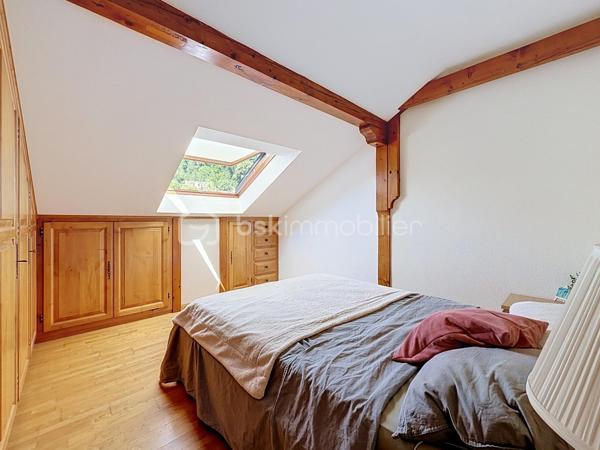 60 m² Carrez • 80 m² au sol • 2 chambres • 4ᵉ et dernier étage sans ascenseur • Triple exposition Est/Sud/Ouest • Cave • Stationnement libre dans la copropriété

Chaque bien possède son identité. Celui-ci séduira les amateurs de volumes, de lumière et de lieux de vie qui ont une âme.

A Didenheim, situation privilégiée, au fond d'une impasse, dans un environnement particulièrement calme. Situé au 4ᵉ et dernier étage d'une copropriété entretenue, cet appartement développe 60 m² Carrez et près de 80 m² au sol, offrant des volumes généreux et une atmosphère chaleureuse que l'on retrouve rarement dans cette gamme de biens.

Traversant et bénéficiant d'une triple exposition Est, Sud et Ouest, il profite d'une luminosité exceptionnelle tout au long de la journée. Les poutres apparentes, les volumes sous toiture et les nombreux Velux créent une ambiance unique, mêlant le charme des appartements sous les toits au confort d'une rénovation contemporaine.

La pièce de vie, ouverte sur une cuisine entièrement équipée, constitue un espace convivial où chaque détail a été pensé pour allier esthétique et fonctionnalité. Les nombreux rangements réalisés sur mesure sous les pentes optimisent parfaitement les volumes et participent au caractère soigné de l'ensemble. Les Velux sont équipés de volets roulants électriques solaires pour un confort optimal au quotidien.

Entièrement rénové en 2022, l'appartement ne nécessite aucun travaux. La cuisine et la salle d'eau ont été entièrement repensées avec des matériaux actuels et les parquets ont été rénovés, permettant aux futurs propriétaires de s'installer immédiatement.

L'espace nuit comprend deux chambres, dont l'une peut facilement accueillir un dressing ou un espace bureau selon vos besoins. La salle d'eau dispose d'une douche à l'italienne, d'un meuble vasque contemporain, d'un WC suspendu et d'un sèche-serviettes.

Le chauffage est individuel électrique. Une cave privative vient compléter ce bien.

La copropriété, appréciée pour son entretien régulier et son environnement verdoyant, met également à disposition de ses résidents un agréable jardin commun arboré. Le stationnement est particulièrement simple grâce aux nombreuses places de parking libres disponibles au sein de la résidence, un véritable confort au quotidien.

Brunstatt-Didenheim figure parmi les communes les plus recherchées de la première couronne mulhousienne. Appréciée pour sa qualité de vie, elle offre un environnement résidentiel verdoyant, à l'écart d'une urbanisation dense, tout en permettant de rejoindre rapidement Mulhouse, l'autoroute A36, la RN66 ainsi que les principaux bassins d'emploi. Les commerces, les établissements scolaires, les transports en commun, les équipements sportifs et les nombreux espaces de promenade contribuent au quotidien agréable qu'offre la commune.

Cet appartement conviendra parfaitement à un premier achat, à un couple ou à toute personne recherchant un bien lumineux, de caractère, sans travaux et prêt à accueillir un nouveau projet de vie.

Un appartement où l'on vient d'abord pour une visite… et dont on repart souvent avec l'envie de s'y installer.

Prix de vente : 135 000 € honoraires d'agence inclus.

Contacter Carole KLUPS immobilier
Réseaux sociaux Carole Klups immo
