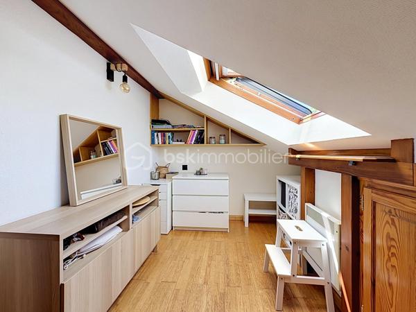 60 m² Carrez • 80 m² au sol • 2 chambres • 4ᵉ et dernier étage sans ascenseur • Triple exposition Est/Sud/Ouest • Cave • Stationnement libre dans la copropriété

Chaque bien possède son identité. Celui-ci séduira les amateurs de volumes, de lumière et de lieux de vie qui ont une âme.

A Didenheim, situation privilégiée, au fond d'une impasse, dans un environnement particulièrement calme. Situé au 4ᵉ et dernier étage d'une copropriété entretenue, cet appartement développe 60 m² Carrez et près de 80 m² au sol, offrant des volumes généreux et une atmosphère chaleureuse que l'on retrouve rarement dans cette gamme de biens.

Traversant et bénéficiant d'une triple exposition Est, Sud et Ouest, il profite d'une luminosité exceptionnelle tout au long de la journée. Les poutres apparentes, les volumes sous toiture et les nombreux Velux créent une ambiance unique, mêlant le charme des appartements sous les toits au confort d'une rénovation contemporaine.

La pièce de vie, ouverte sur une cuisine entièrement équipée, constitue un espace convivial où chaque détail a été pensé pour allier esthétique et fonctionnalité. Les nombreux rangements réalisés sur mesure sous les pentes optimisent parfaitement les volumes et participent au caractère soigné de l'ensemble. Les Velux sont équipés de volets roulants électriques solaires pour un confort optimal au quotidien.

Entièrement rénové en 2022, l'appartement ne nécessite aucun travaux. La cuisine et la salle d'eau ont été entièrement repensées avec des matériaux actuels et les parquets ont été rénovés, permettant aux futurs propriétaires de s'installer immédiatement.

L'espace nuit comprend deux chambres, dont l'une peut facilement accueillir un dressing ou un espace bureau selon vos besoins. La salle d'eau dispose d'une douche à l'italienne, d'un meuble vasque contemporain, d'un WC suspendu et d'un sèche-serviettes.

Le chauffage est individuel électrique. Une cave privative vient compléter ce bien.

La copropriété, appréciée pour son entretien régulier et son environnement verdoyant, met également à disposition de ses résidents un agréable jardin commun arboré. Le stationnement est particulièrement simple grâce aux nombreuses places de parking libres disponibles au sein de la résidence, un véritable confort au quotidien.

Brunstatt-Didenheim figure parmi les communes les plus recherchées de la première couronne mulhousienne. Appréciée pour sa qualité de vie, elle offre un environnement résidentiel verdoyant, à l'écart d'une urbanisation dense, tout en permettant de rejoindre rapidement Mulhouse, l'autoroute A36, la RN66 ainsi que les principaux bassins d'emploi. Les commerces, les établissements scolaires, les transports en commun, les équipements sportifs et les nombreux espaces de promenade contribuent au quotidien agréable qu'offre la commune.

Cet appartement conviendra parfaitement à un premier achat, à un couple ou à toute personne recherchant un bien lumineux, de caractère, sans travaux et prêt à accueillir un nouveau projet de vie.

Un appartement où l'on vient d'abord pour une visite… et dont on repart souvent avec l'envie de s'y installer.

Prix de vente : 135 000 € honoraires d'agence inclus.

Contacter Carole KLUPS immobilier
Réseaux sociaux Carole Klups immo