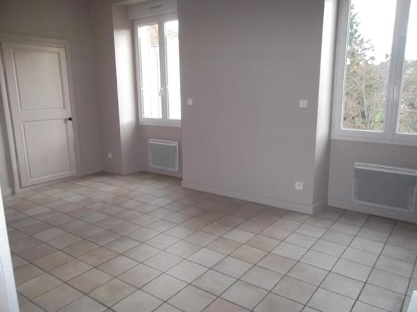 APPARTEMENT T2 A LOUER A SAINT ALBAN LES EAUX - GRANDE RUE