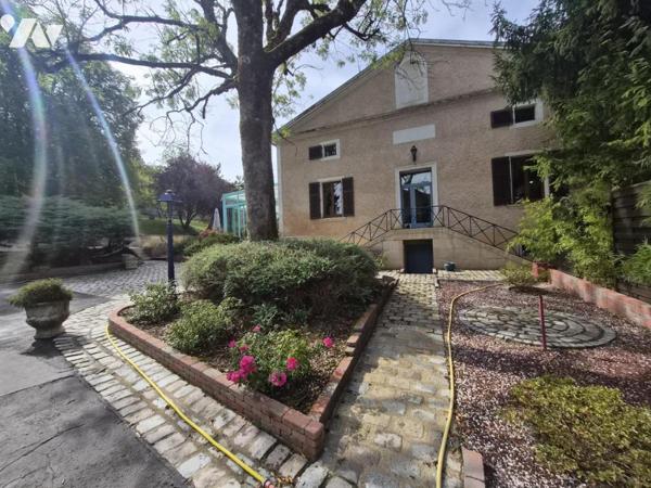 MAISON DE CARACTERE RENOVEE AVEC PISCINE COUVERTE ET TERRAIN CLOS