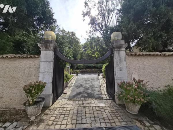 MAISON DE CARACTERE RENOVEE AVEC PISCINE COUVERTE ET TERRAIN CLOS