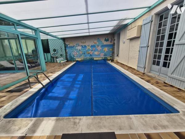 MAISON DE CARACTERE RENOVEE AVEC PISCINE COUVERTE ET TERRAIN CLOS