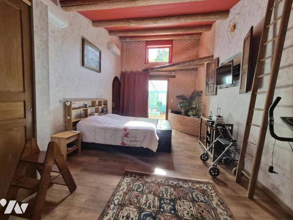 MAISON DE CARACTERE RENOVEE AVEC PISCINE COUVERTE ET TERRAIN CLOS