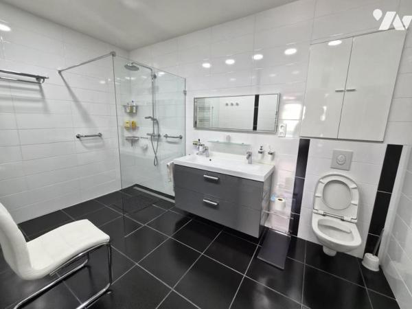 MAISON DE CARACTERE RENOVEE AVEC PISCINE COUVERTE ET TERRAIN CLOS