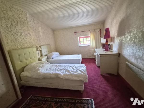 MAISON DE CARACTERE RENOVEE AVEC PISCINE COUVERTE ET TERRAIN CLOS