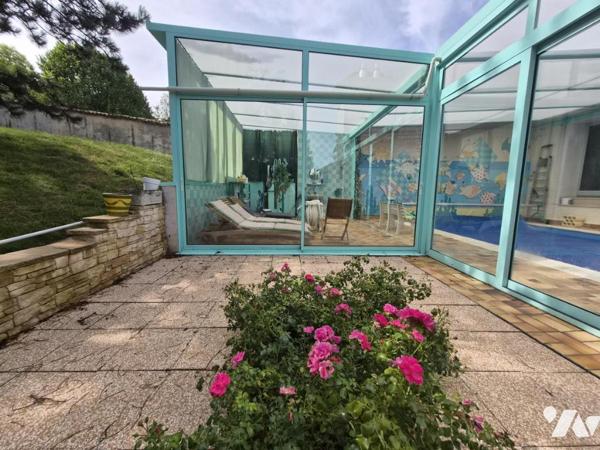 MAISON DE CARACTERE RENOVEE AVEC PISCINE COUVERTE ET TERRAIN CLOS