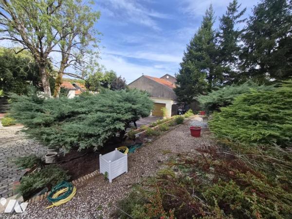 MAISON DE CARACTERE RENOVEE AVEC PISCINE COUVERTE ET TERRAIN CLOS