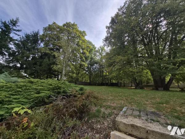 MAISON DE CARACTERE RENOVEE AVEC PISCINE COUVERTE ET TERRAIN CLOS