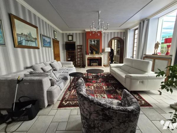 MAISON DE CARACTERE RENOVEE AVEC PISCINE COUVERTE ET TERRAIN CLOS