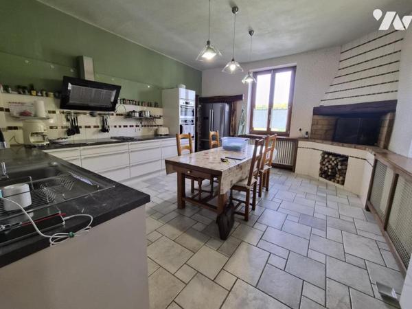 MAISON DE CARACTERE RENOVEE AVEC PISCINE COUVERTE ET TERRAIN CLOS