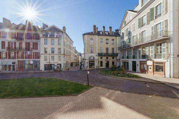 PAU Centre – À vendre Place de la Libération – T3 / Bureaux 83,5 m² à rénover – Face au Tribunal.