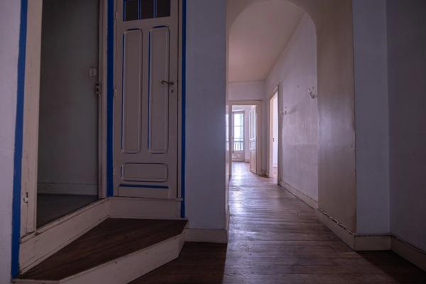 PAU Centre – À vendre Place de la Libération – T3 / Bureaux 83,5 m² à rénover – Face au Tribunal.