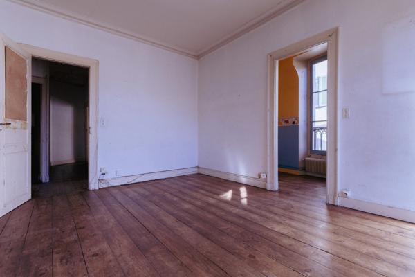 PAU Centre – À vendre Place de la Libération – T3 / Bureaux 83,5 m² à rénover – Face au Tribunal.