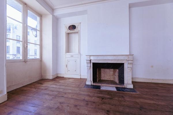 PAU Centre – À vendre Place de la Libération – T3 / Bureaux 83,5 m² à rénover – Face au Tribunal.