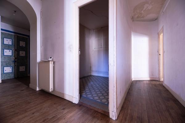 PAU Centre – À vendre Place de la Libération – T3 / Bureaux 83,5 m² à rénover – Face au Tribunal.