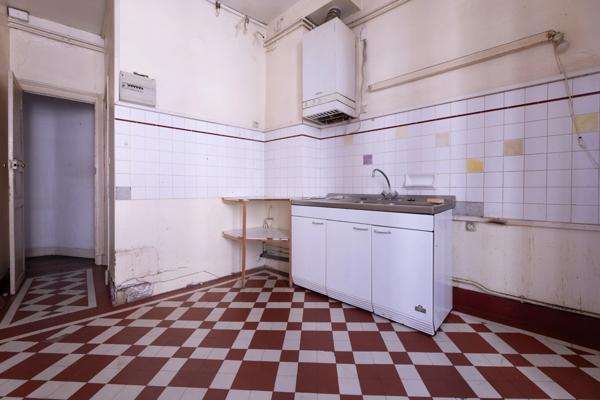 PAU Centre – À vendre Place de la Libération – T3 / Bureaux 83,5 m² à rénover – Face au Tribunal.