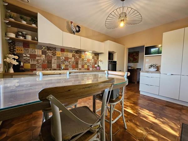 Penne d'Agenais -: Maison plain pied, 6 pièces - 4 Chambres -145 m², vue - Studette -double garage - piscine