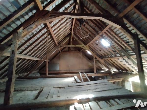 Ancien corps de feme mitoyen de 270m² de plancher et son terrain de 2190m²