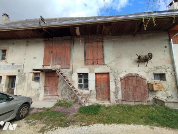 Ancien corps de feme mitoyen de 270m² de plancher et son terrain de 2190m²