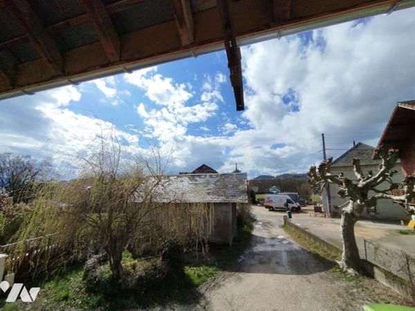 Ancien corps de feme mitoyen de 270m² de plancher et son terrain de 2190m²