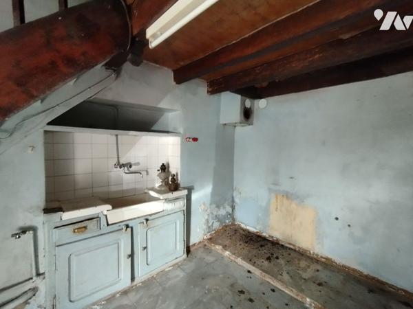 Ancien corps de feme mitoyen de 270m² de plancher et son terrain de 2190m²