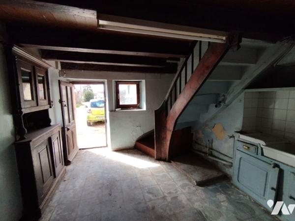 Ancien corps de feme mitoyen de 270m² de plancher et son terrain de 2190m²