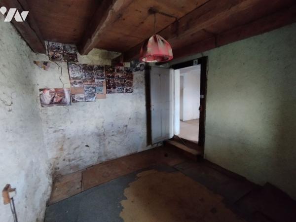 Ancien corps de feme mitoyen de 270m² de plancher et son terrain de 2190m²