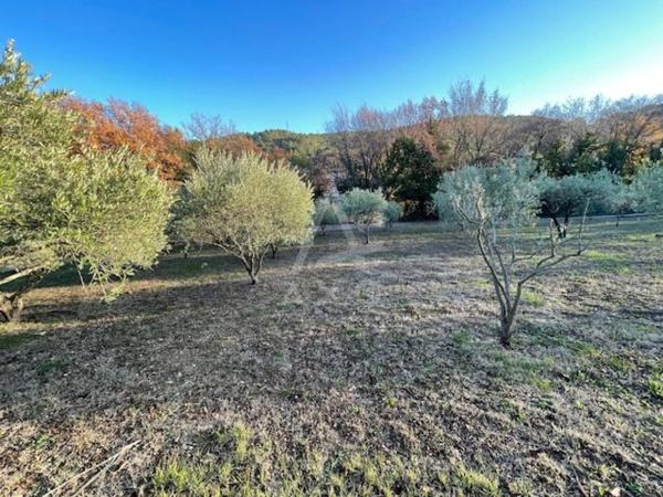 TERRAIN A BATIR DE 608M² A VIABILISER