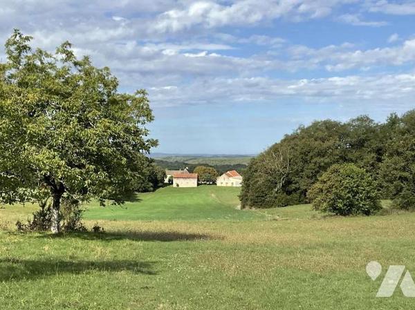 A VENDRE : Corps de ferme idéalement situé sur 3,74 hectares de terrain attenant, sans voisinag...