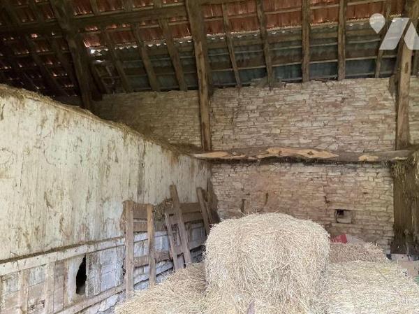 A VENDRE : Corps de ferme idéalement situé sur 3,74 hectares de terrain attenant, sans voisinag...