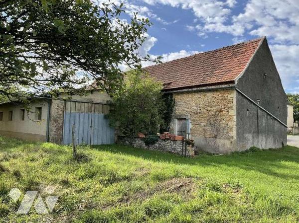 A VENDRE : Corps de ferme idéalement situé sur 3,74 hectares de terrain attenant, sans voisinag...