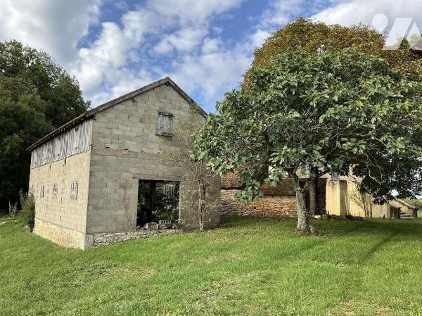 A VENDRE : Corps de ferme idéalement situé sur 3,74 hectares de terrain attenant, sans voisinag...